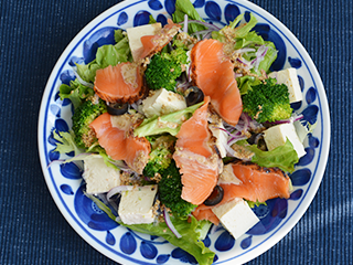 炙りサーモンと豆腐のサラダ
